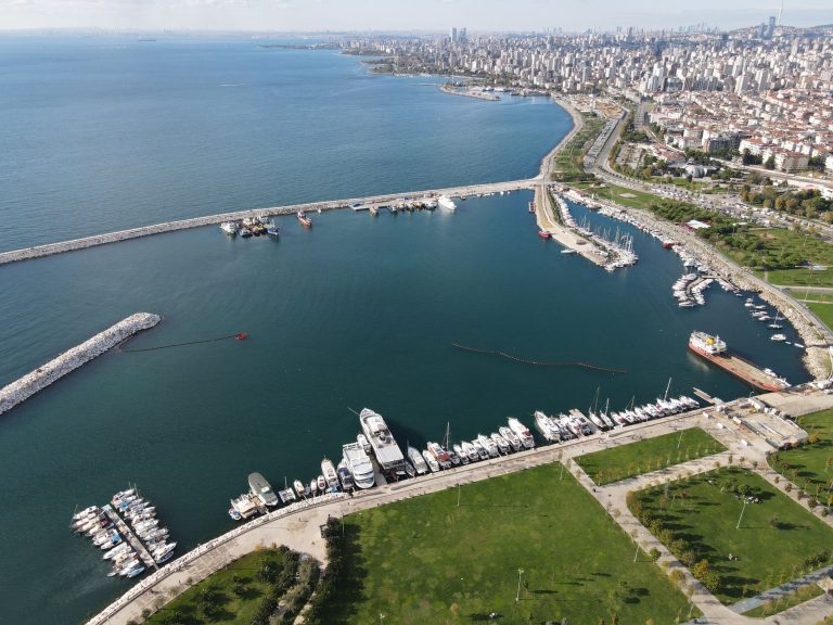 Aerial shot of a marina with yachts in Istanbul, Turkey, showcasing the skyline and sea. — Die besten Rabatte und Promos im T