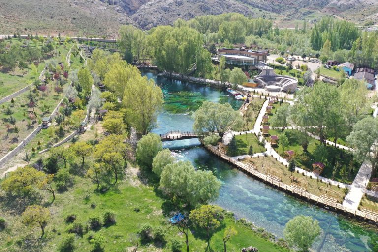 Beautiful aerial view of a park with a river and greenery in Turkey. — Die Casoo Casino Community: Ein Erfahrungsbericht