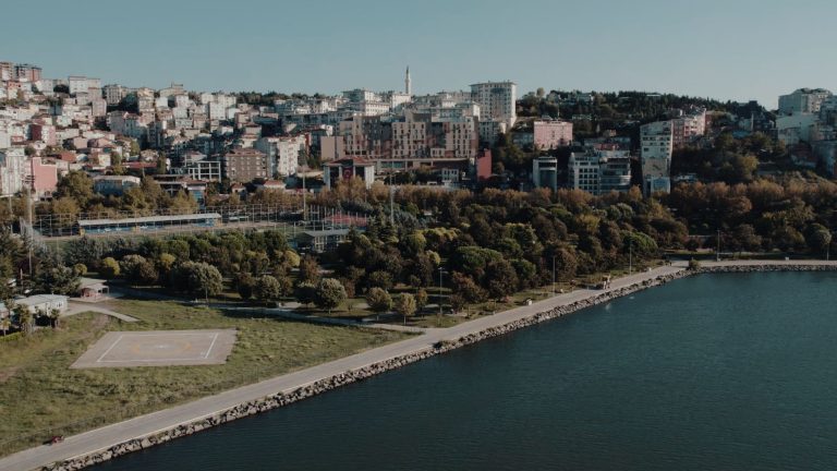 Aerial shot showcasing Istanbul's beautiful waterfront and urban landscape on a sunny day. — Die häufigsten Fragen zu SpinCas