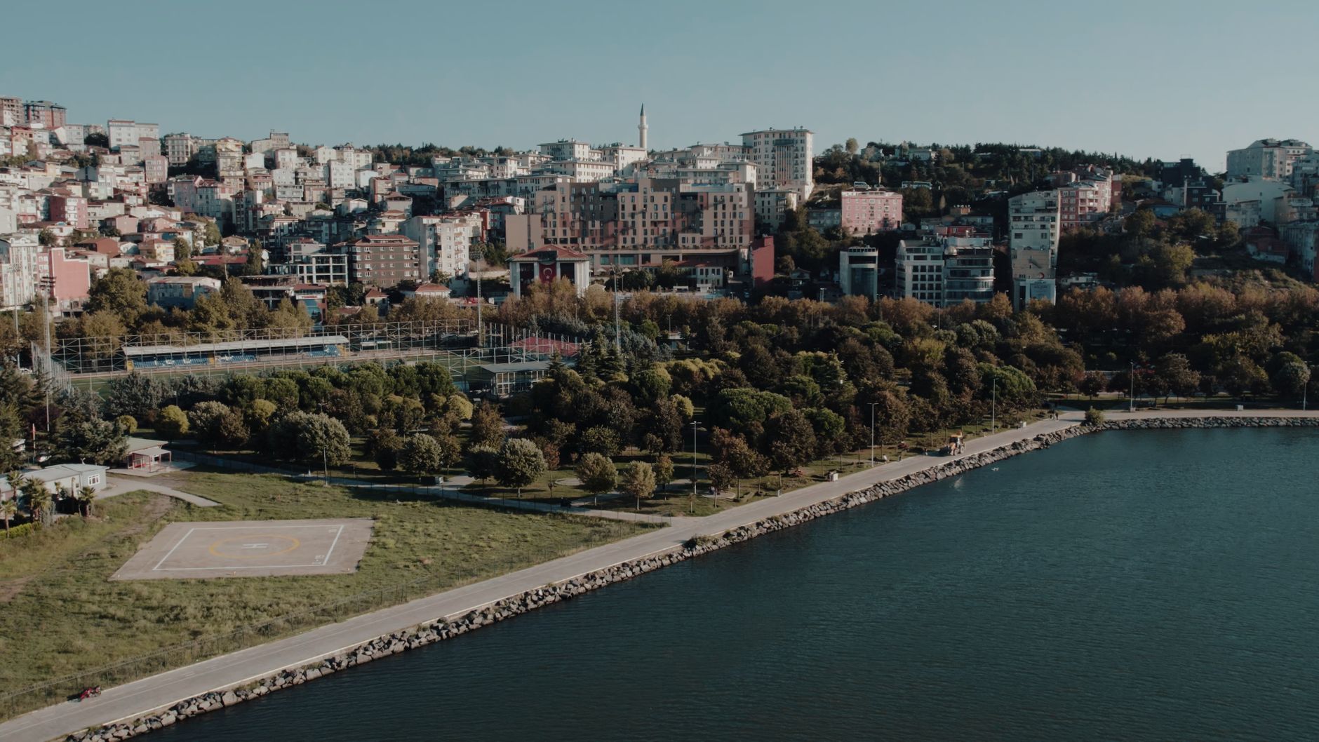 Aerial shot showcasing Istanbul's beautiful waterfront and urban landscape on a sunny day. — Die häufigsten Fragen zu SpinCas