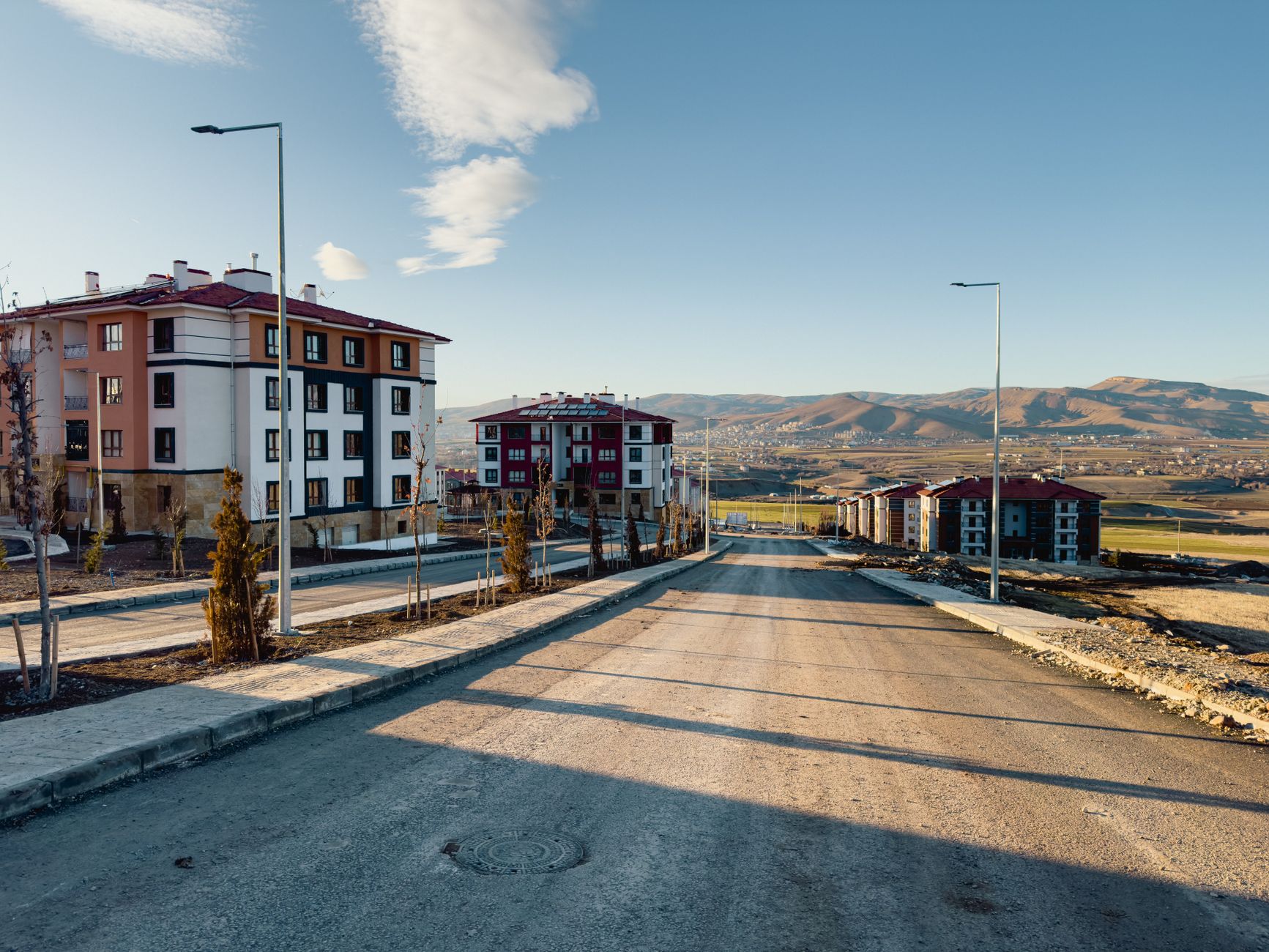 Quiet suburban street with modern apartments and a scenic view in Palu, Elazığ, Türkiye. — Do video games promote physical fi