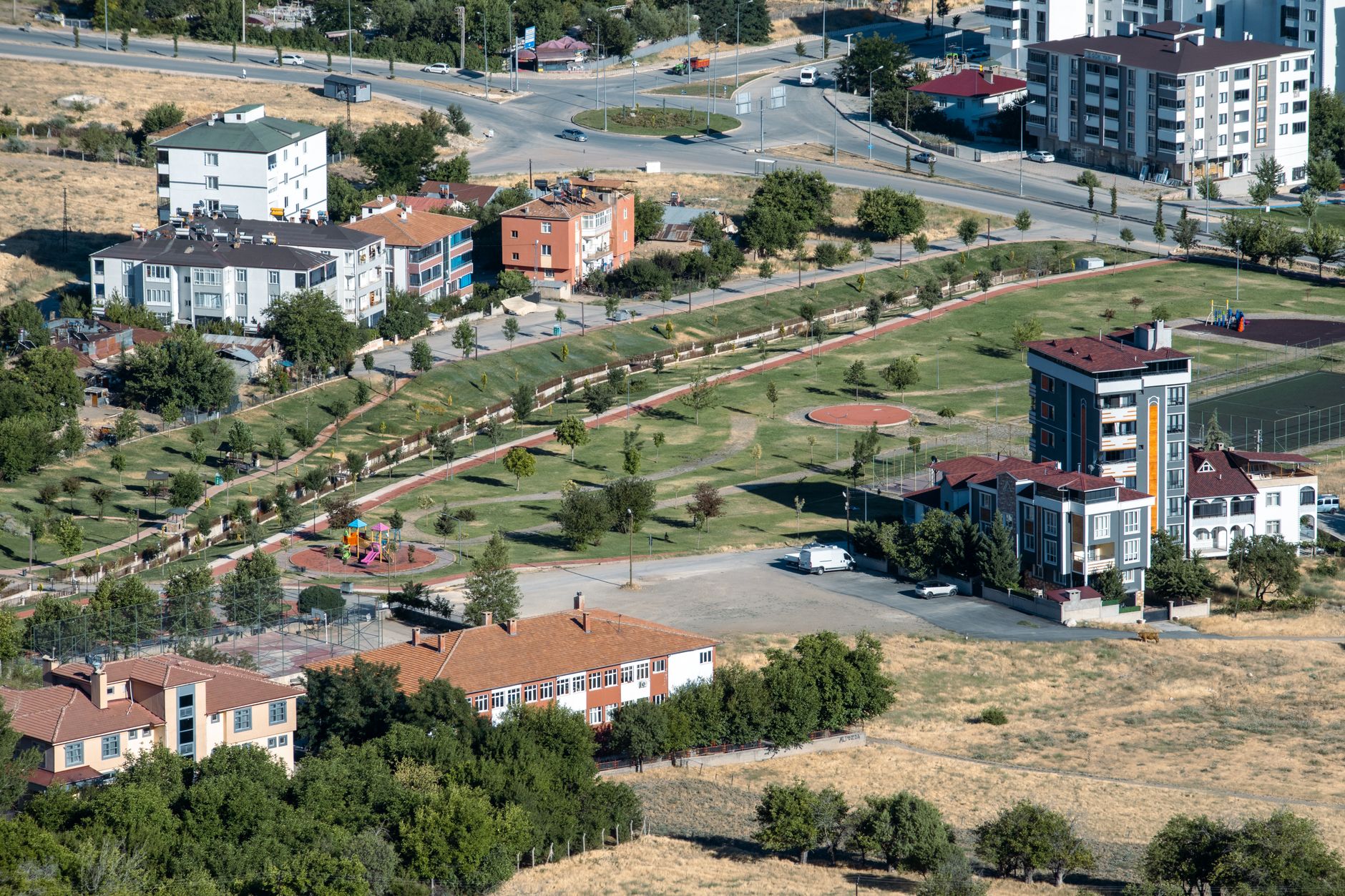 Aerial view showcasing urban and park areas in Elâzığ, Türkiye. — Entdecken Sie die Spielautomaten-Welt bei Funzy Bets