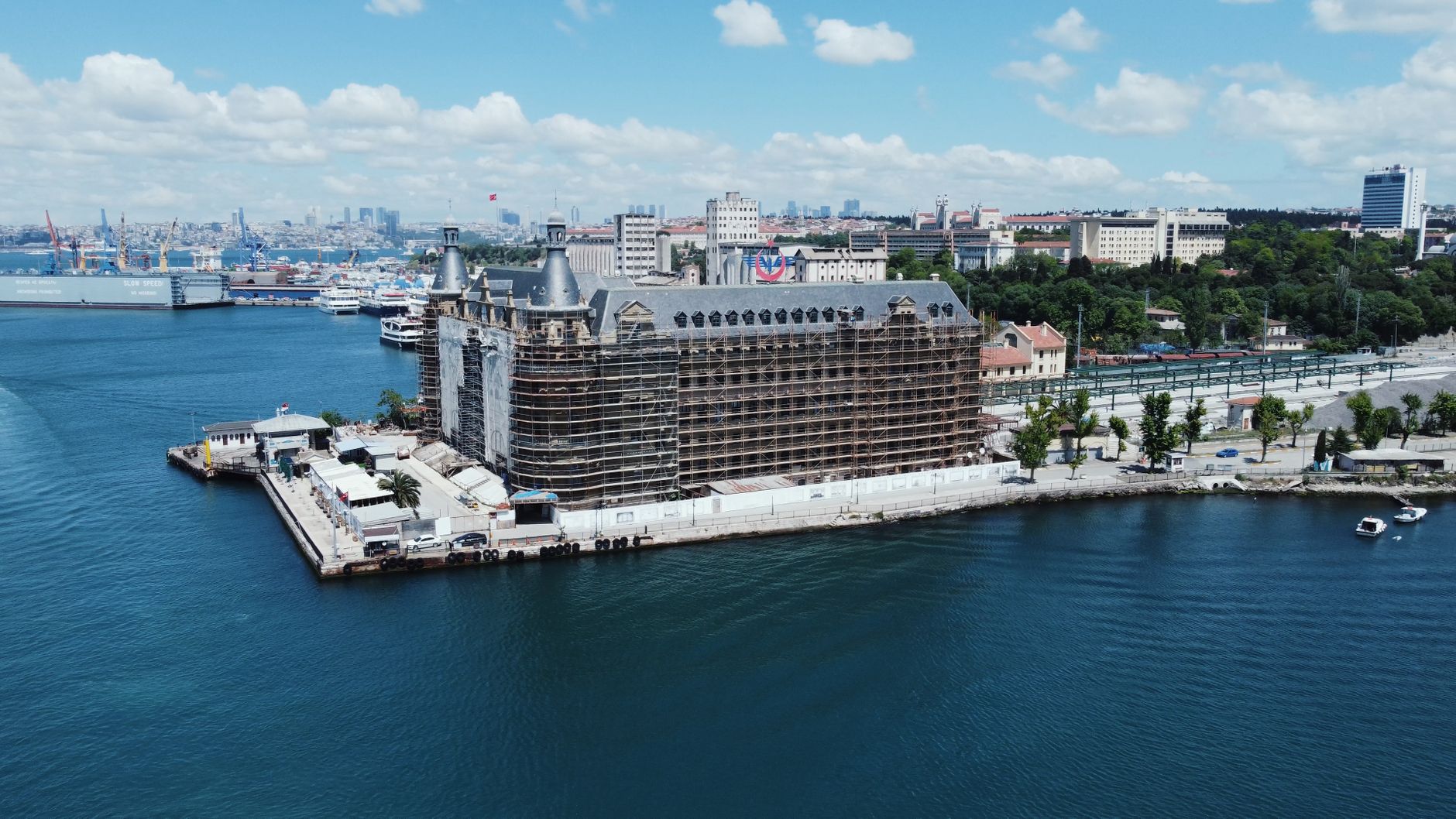 Aerial view of Haydarpaşa Train Station on a sunny day in Istanbul, Türkiye. — Exploring the Versatility and Utility of a She