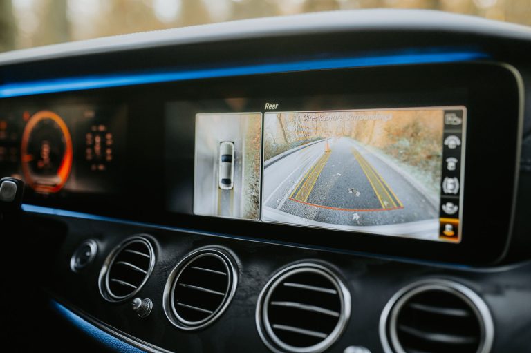Close-up of a car dashboard showcasing a rear-view camera display and modern electronics. — Kinbet Casino la plateforme qui m