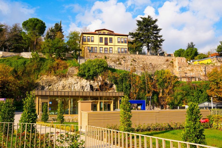 Charming view of historic buildings nestled in Bursa's scenic landscape. — Les conditions de mise des bonus : qu'en est-il ch