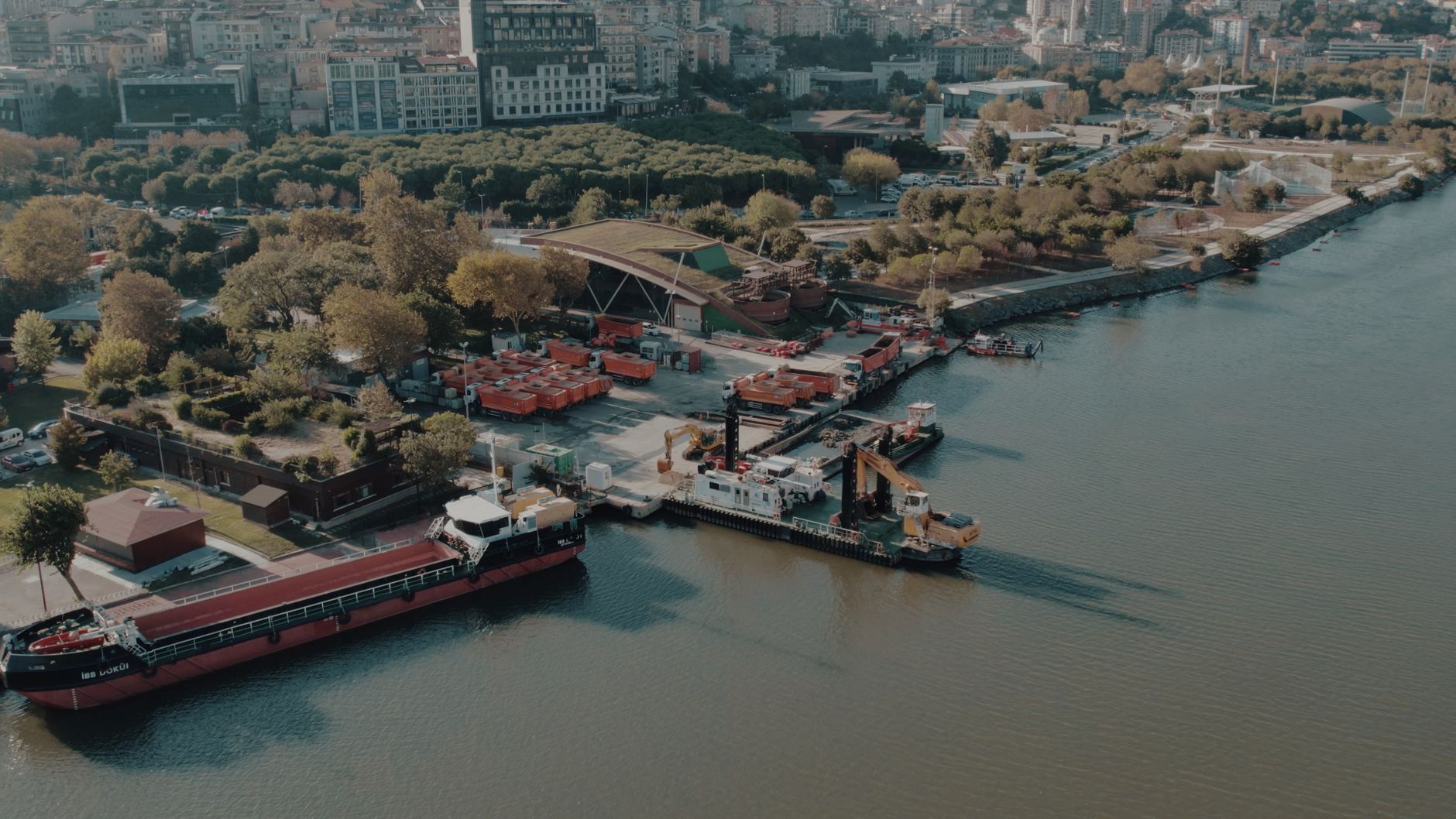 Aerial shot of Istanbul waterfront showing ships docked along a lush green shoreline. — Les jeux les plus populaires sur Win
