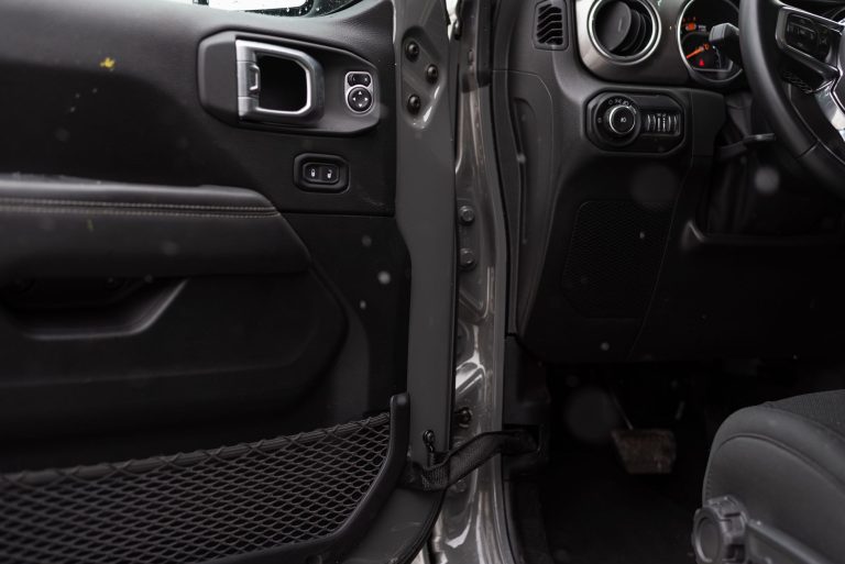 Detailed interior shot of a car showing the door panel and part of the dashboard. — Les mécaniques de jeu sur mobile chez Cab