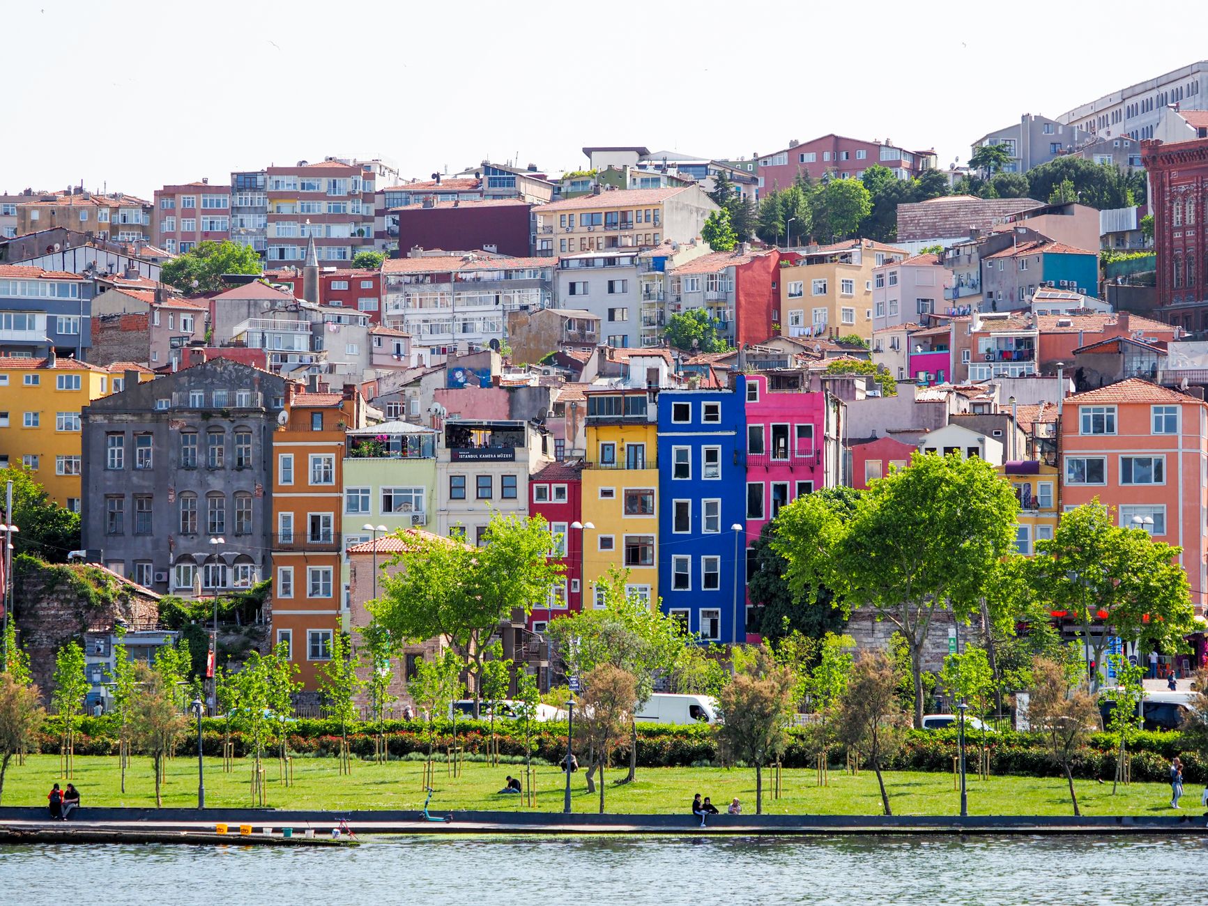 Vibrant multi-colored facades in a residential district of Istanbul, Turkey, with green park and trees. — Lohnt sich der Will