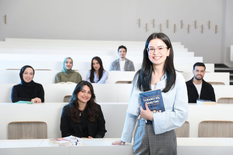 Group of diverse university students in a bright lecture hall, studying language education. — Mad Casino découvrons ensemble
