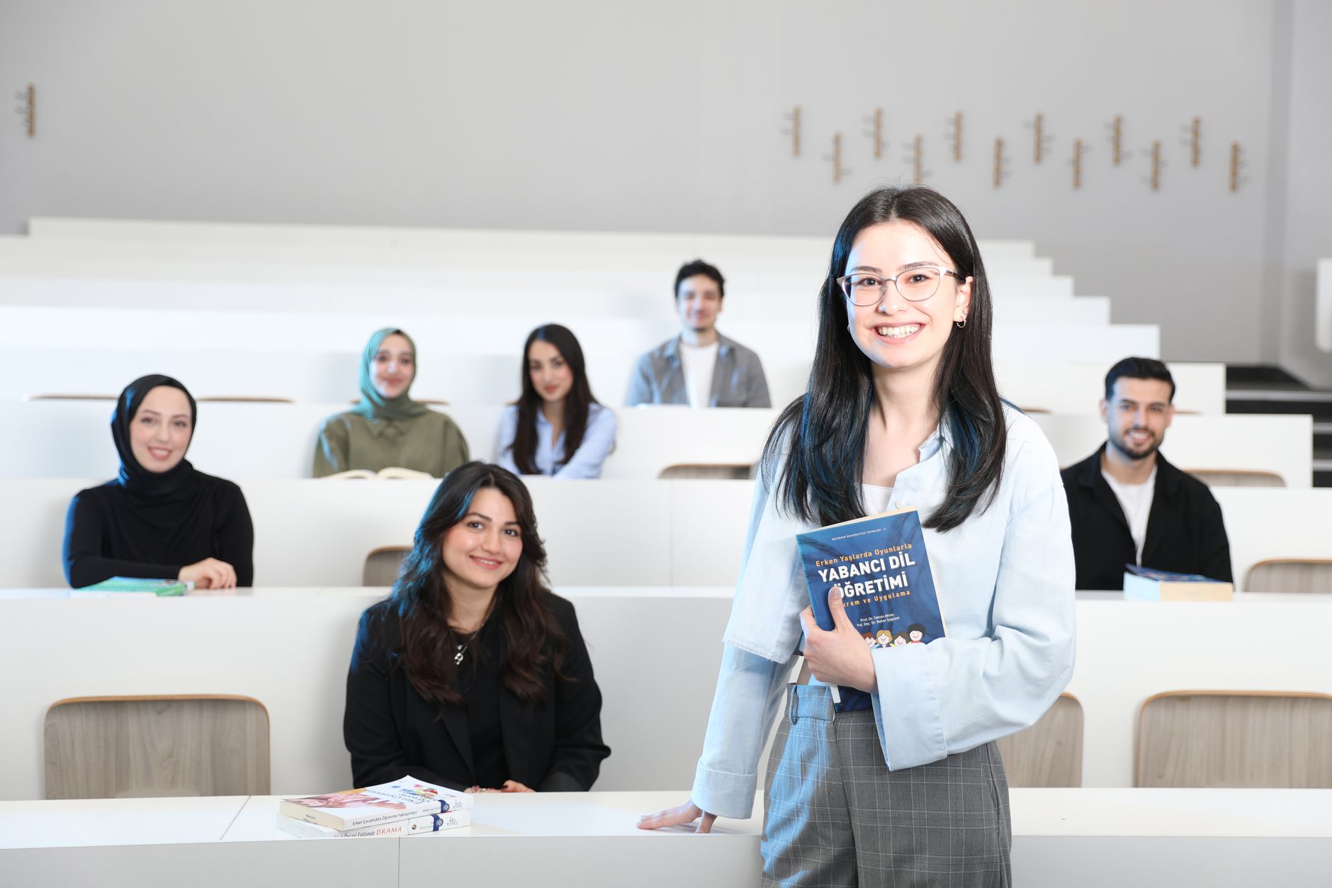 Group of diverse university students in a bright lecture hall, studying language education. — Mad Casino découvrons ensemble