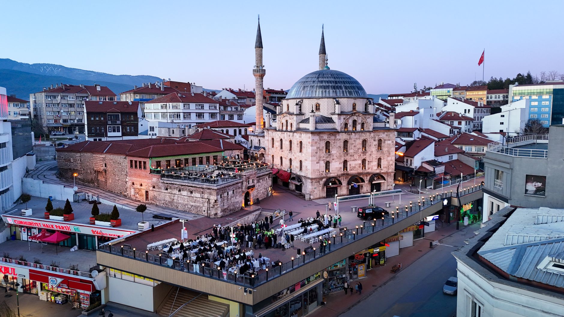 Aerial shot of Bolu city with a prominent mosque and bustling streets during twilight. — Mad Casino les meilleures périodes p