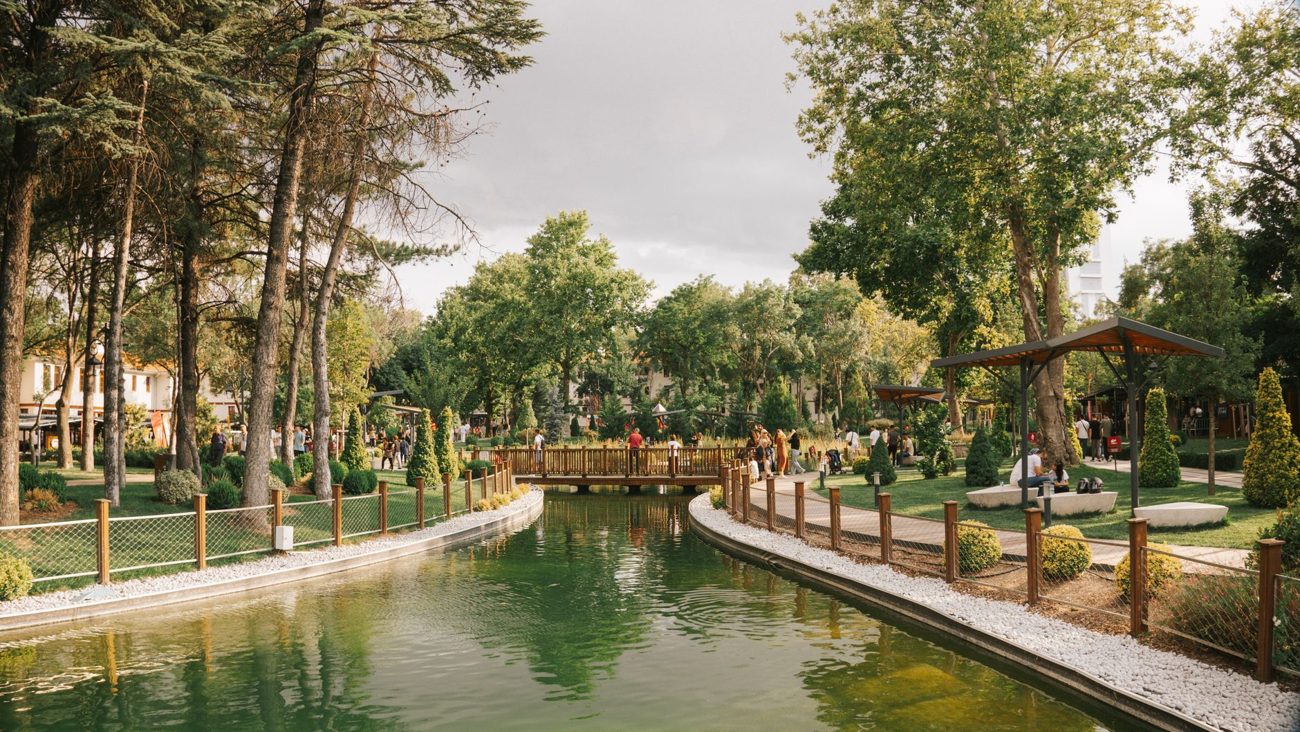 Peaceful park scene featuring a serene pond, a wooden bridge, and lush greenery. — Minimum Deposit Casino Review: Quick‑Hit G