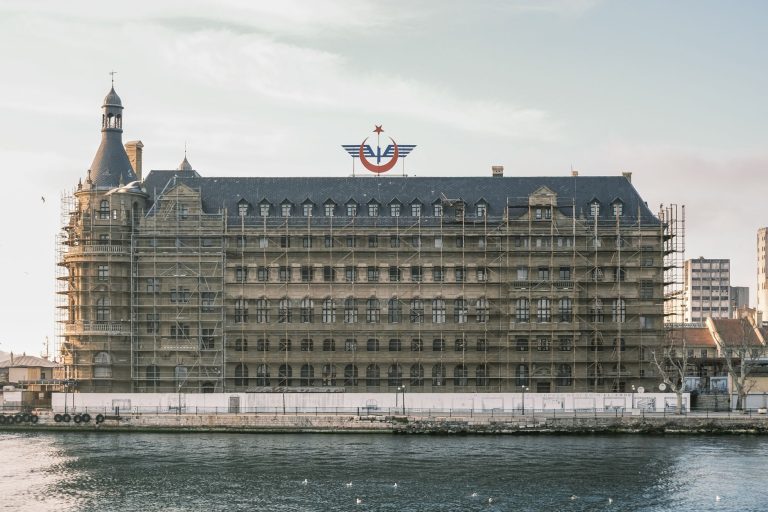 Scaffolding on a historic waterfront building under renovation. — Potvrda identiteta u kasinima 2026 godine