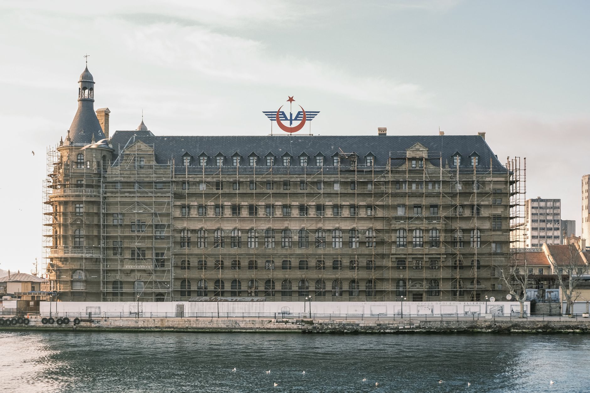 Scaffolding on a historic waterfront building under renovation. — Potvrda identiteta u kasinima 2026 godine