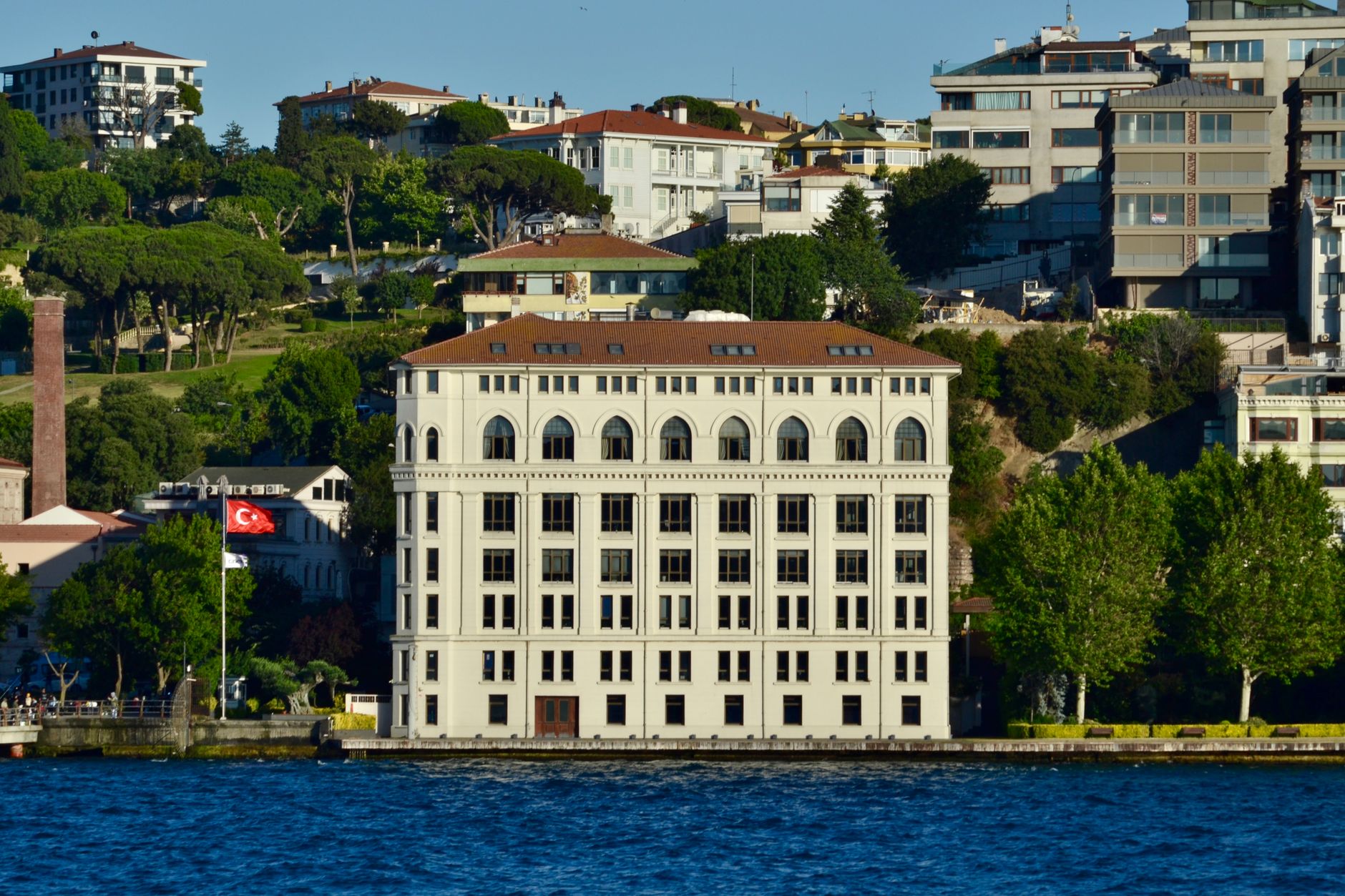 Elegant seaside building in Istanbul near Bosphorus, showcasing classic architecture. — Rakoo Casino: Ein Blick auf die belie