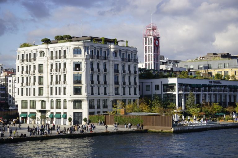 Scenic view of historical buildings on Istanbul's waterfront, bustling with activity. — Souhaitez vous mieux comprendre la pl