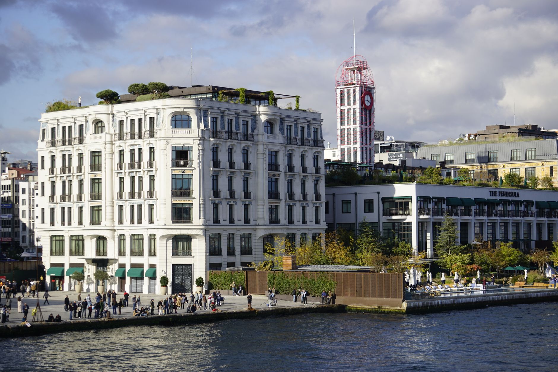 Scenic view of historical buildings on Istanbul's waterfront, bustling with activity. — Souhaitez vous mieux comprendre la pl