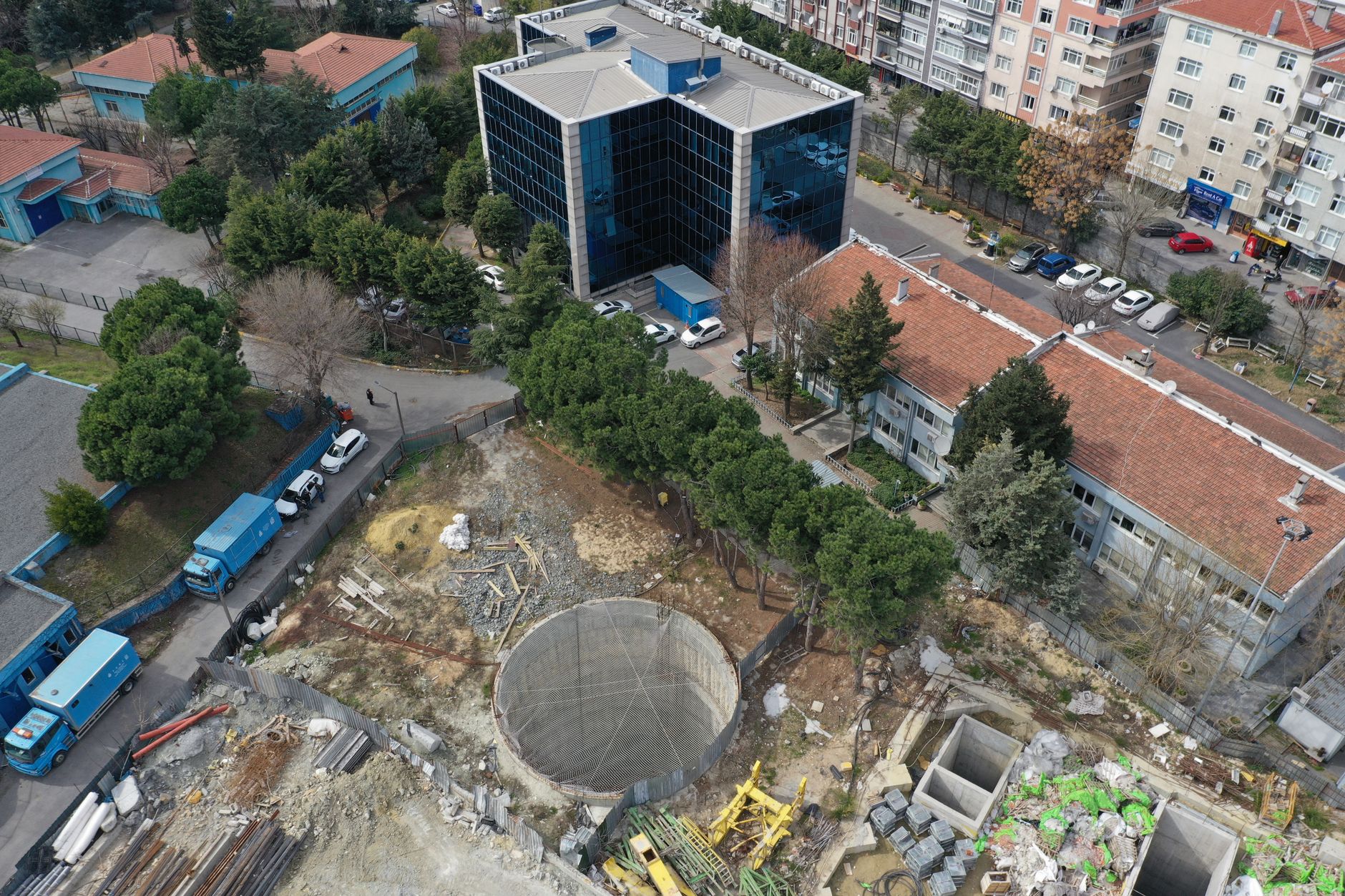 Aerial view of a construction site in Bahçelievler, İstanbul showcasing urban development. — When to Seek Professiona