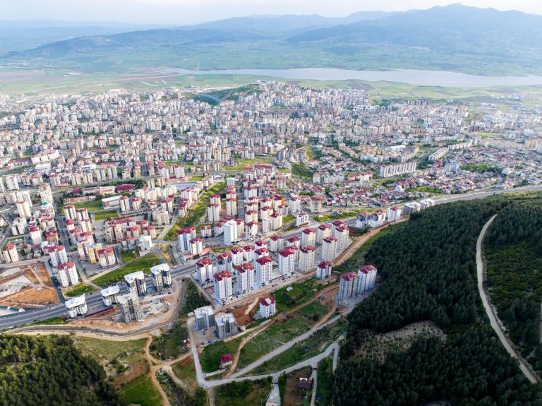 Aerial view showcasing the urban expansion and landscape of a vibrant city surrounded by nature. — Wie funktioniert die Regis